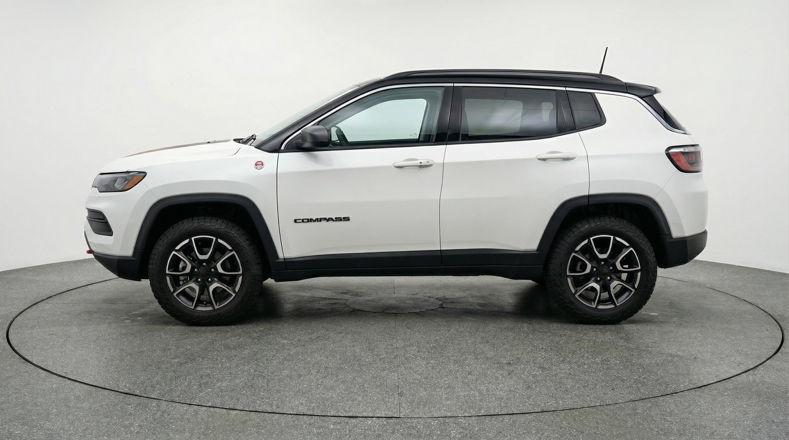 Used 2025 Jeep Compass Trailhawk AWD/4WD image 5