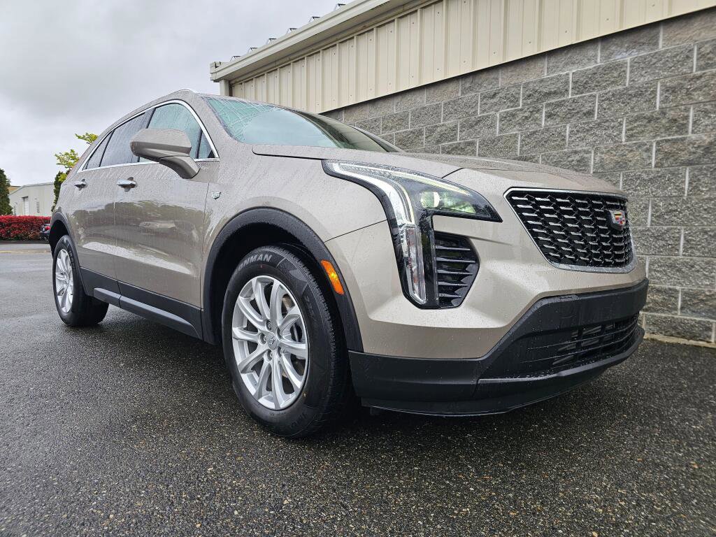Used 2023 Cadillac XT4 Luxury w/ Cold Weather Package AWD/4WD image 13