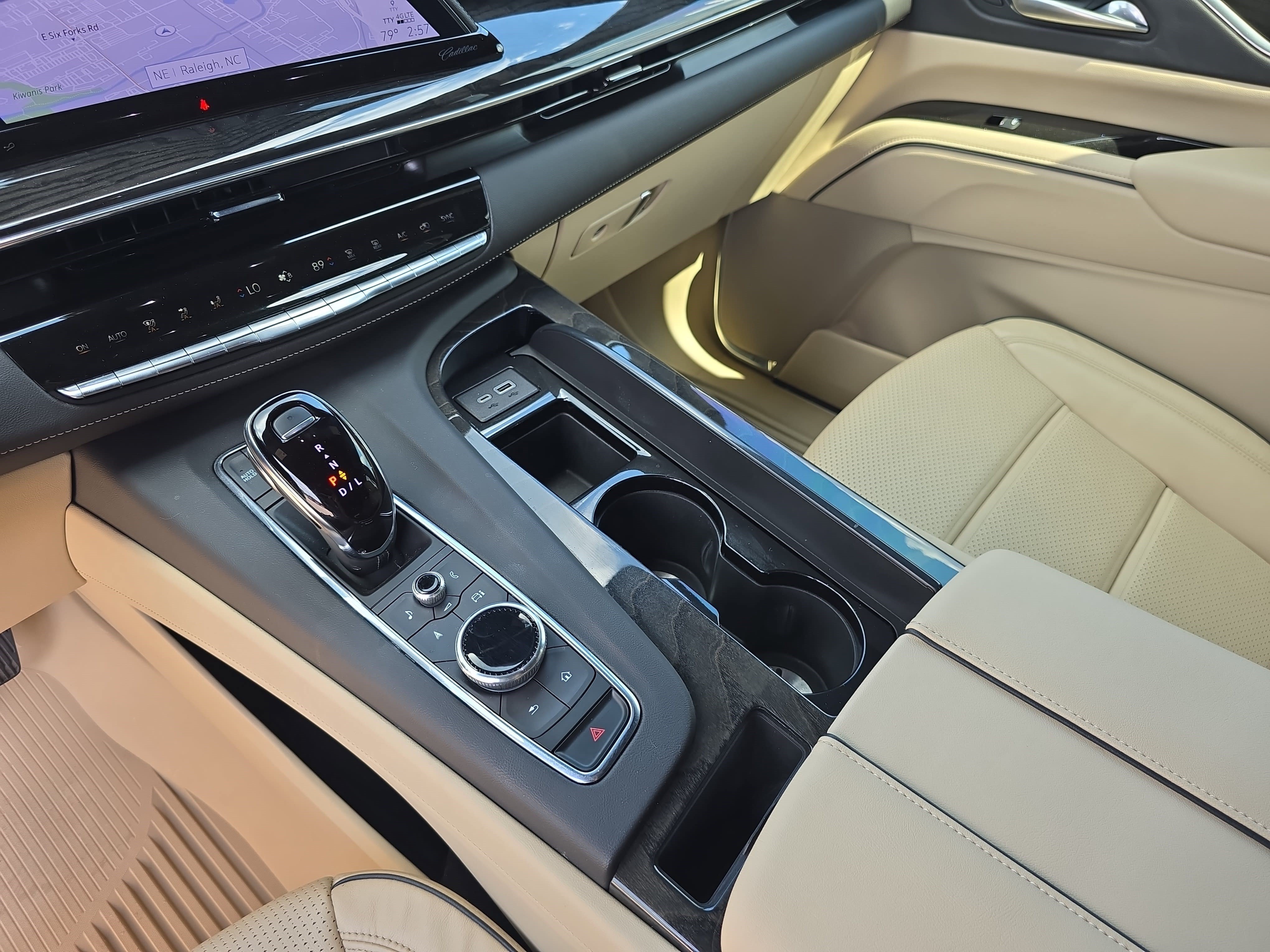 Used 2024 Cadillac Escalade ESV Premium Luxury w/ Performance Package AWD/4WD image 25