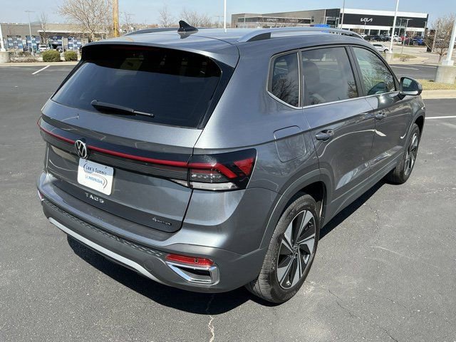Used 2025 Volkswagen Taos SE image 3