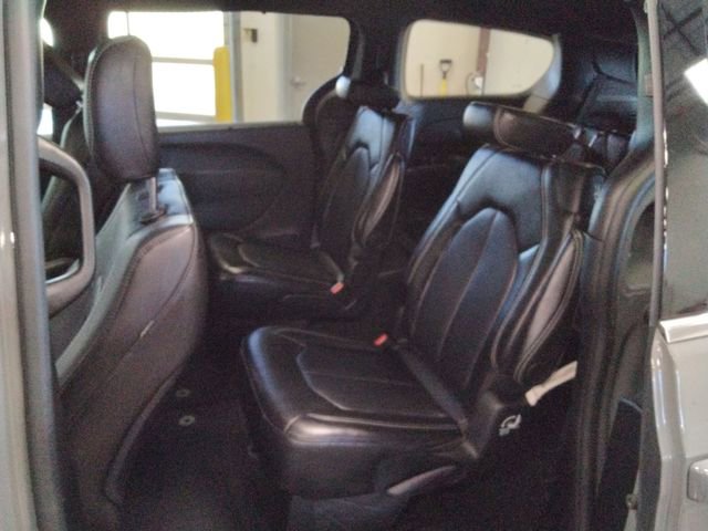 Used 2025 Chrysler Pacifica Select image 10