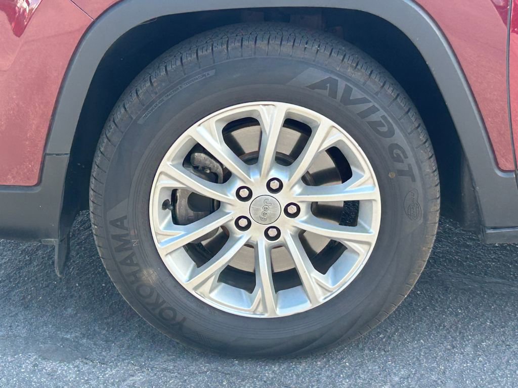 Used 2019 Jeep Cherokee Latitude Plus w/ Comfort/Convenience Group FWD image 13