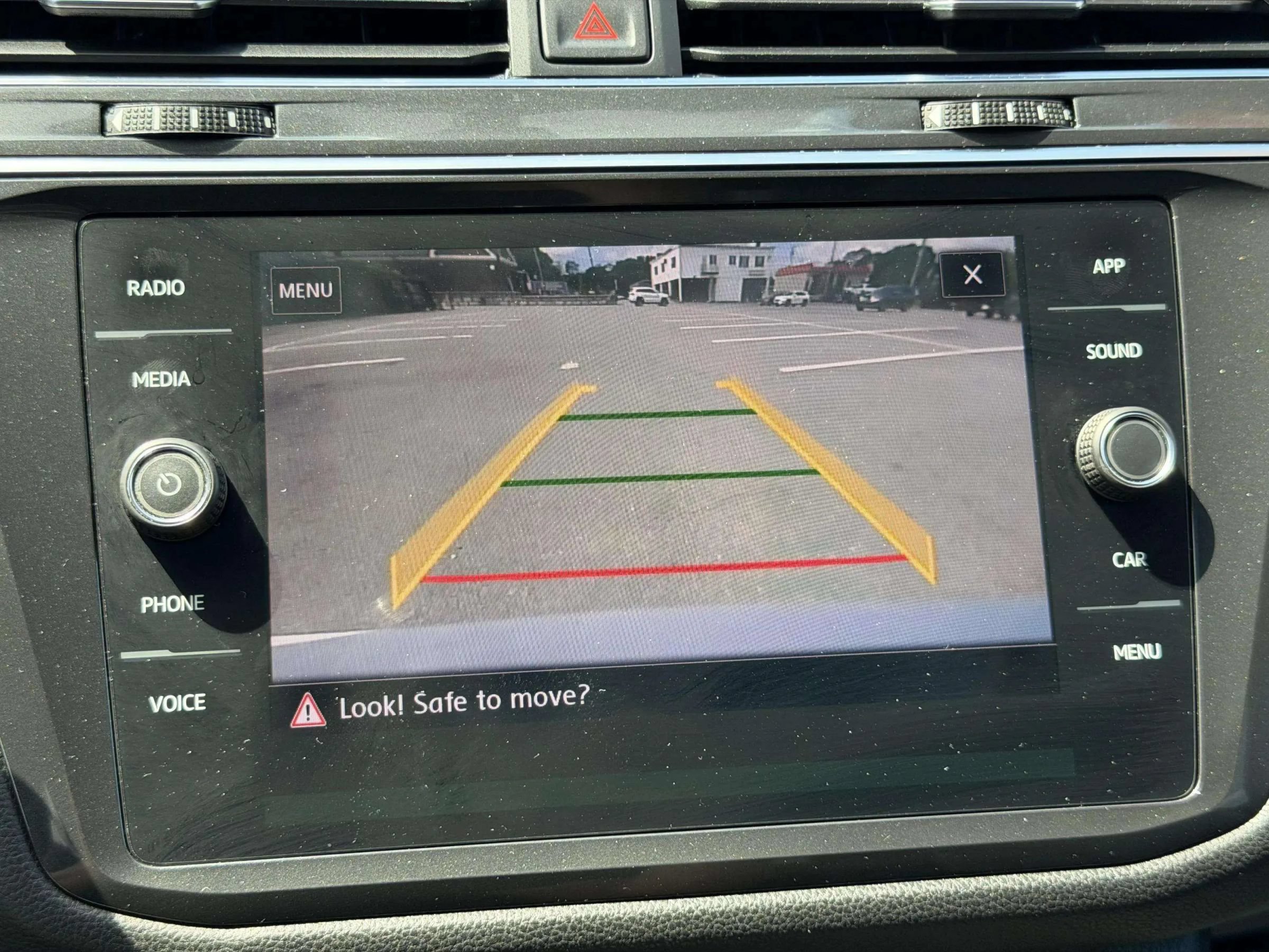 Used 2018 Volkswagen Tiguan SE AWD/4WD image 36