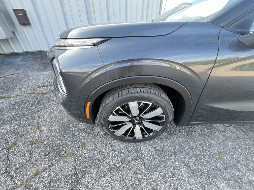 New 2025 Mitsubishi Outlander SE image 10