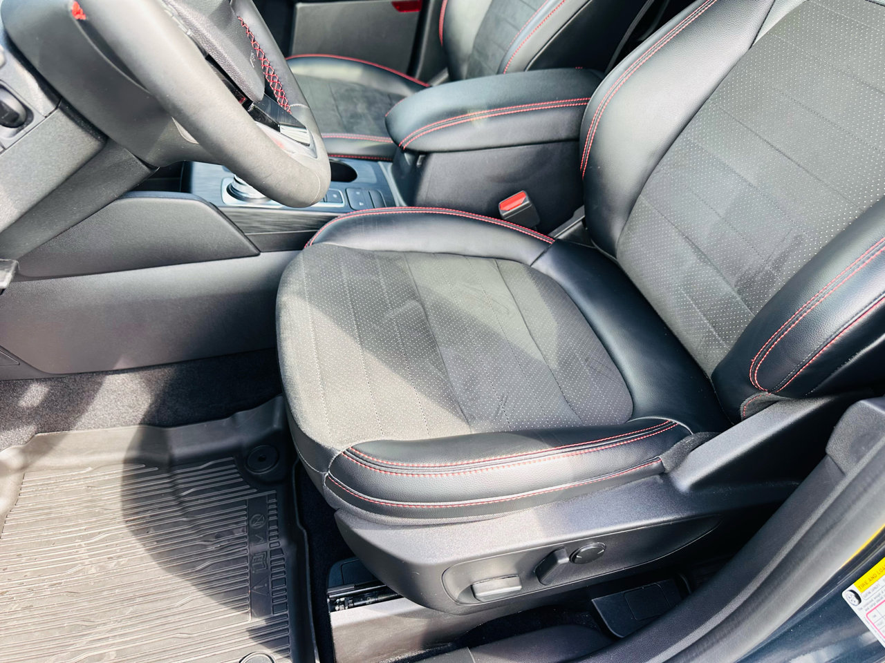 Used 2022 Ford Escape SEL w/ SEL Stealth AWD Package image 18