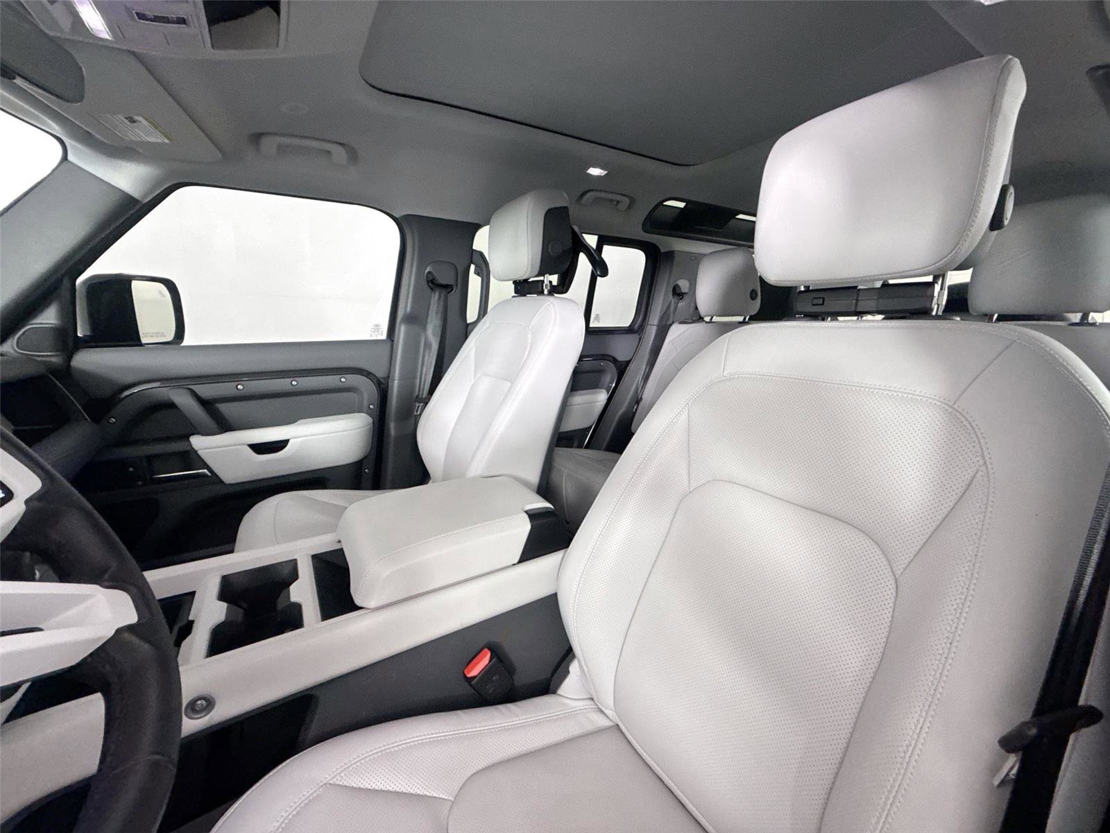 Used 2025 Land Rover Defender 110 X-Dynamic SE image 3