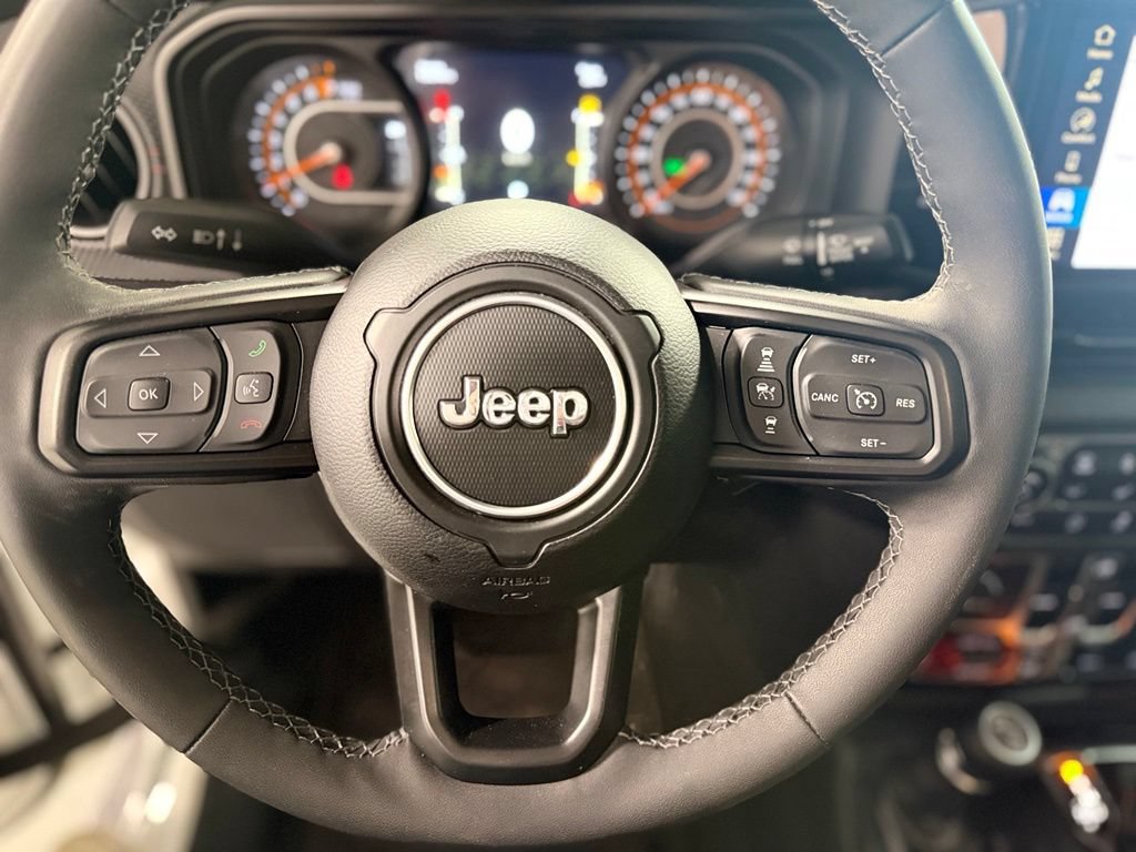 Used 2025 Jeep Gladiator Rubicon w/ Convenience Group AWD/4WD image 13