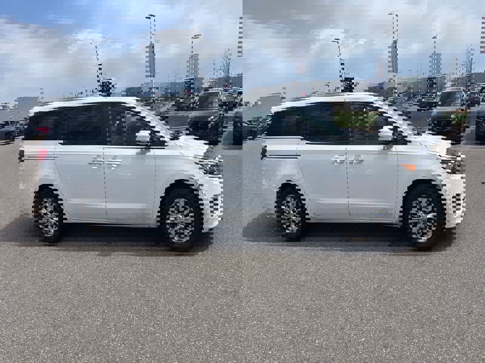 Used 2015 Kia Sedona LX image 4