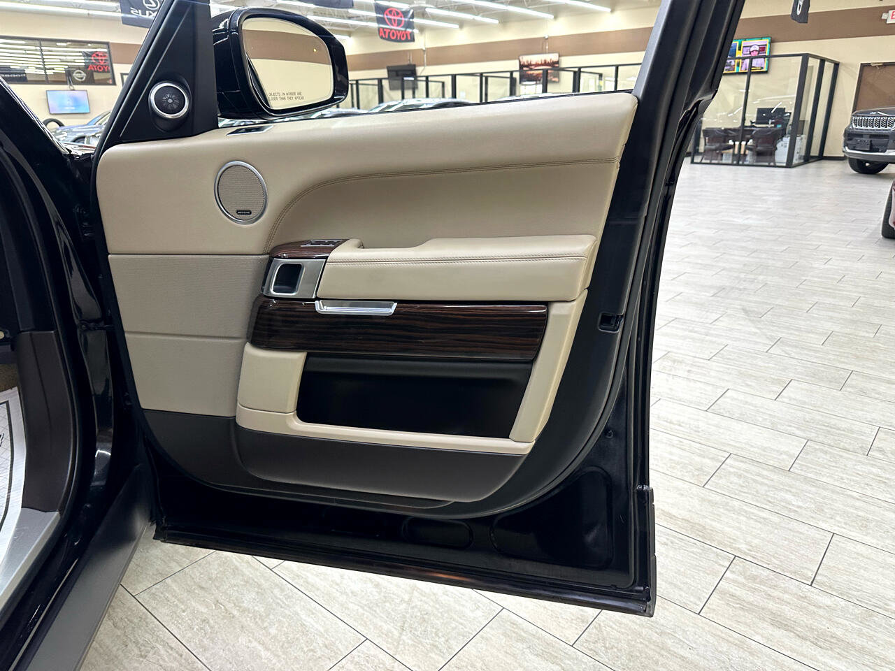 Used 2014 Land Rover Range Rover HSE image 41