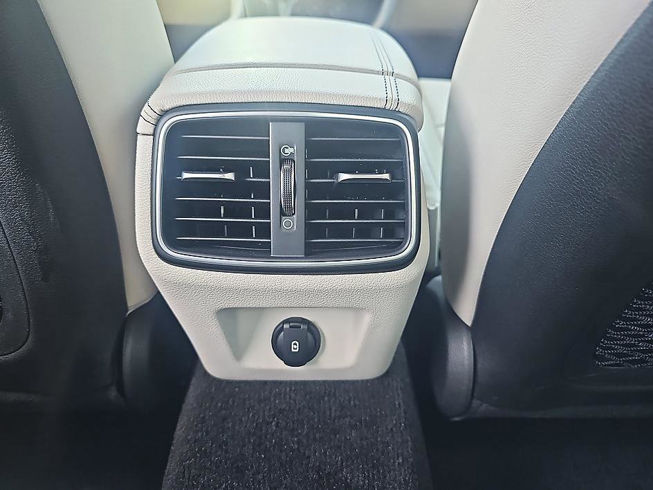 Used 2023 Genesis G70 2.0T RWD image 29