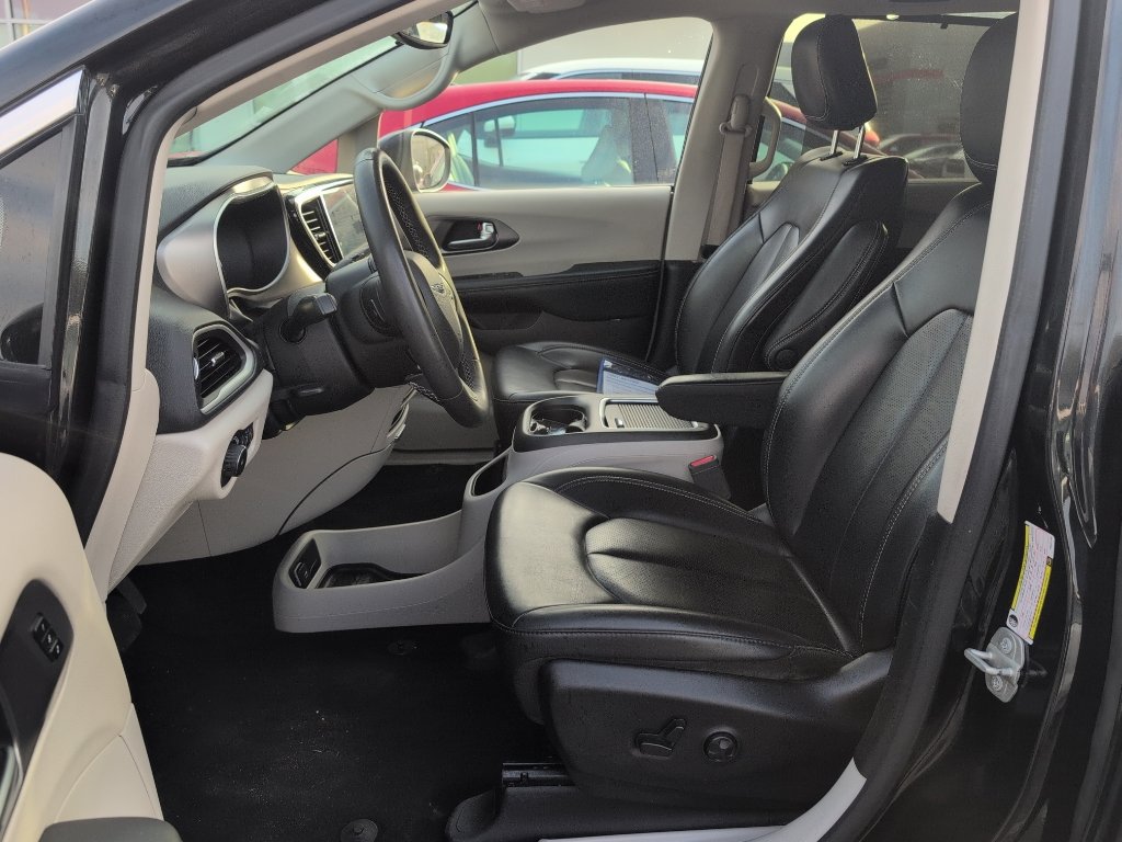 Used 2023 Chrysler Pacifica Touring-L image 2