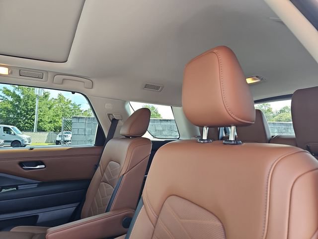 Used 2025 Nissan Pathfinder Platinum FWD image 15