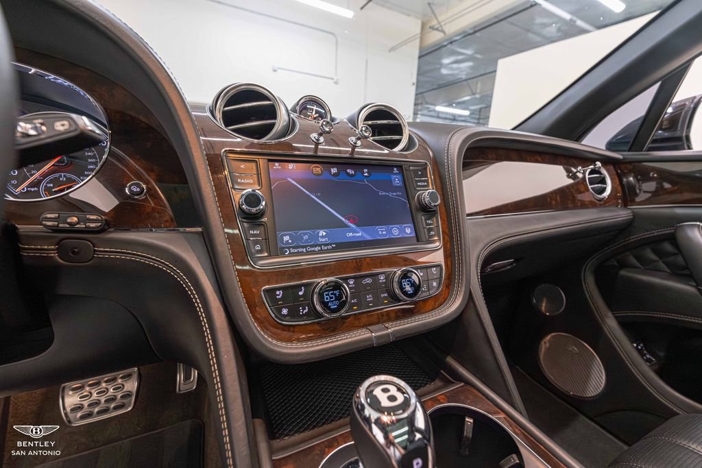Used 2017 Bentley Bentayga AWD/4WD image 47