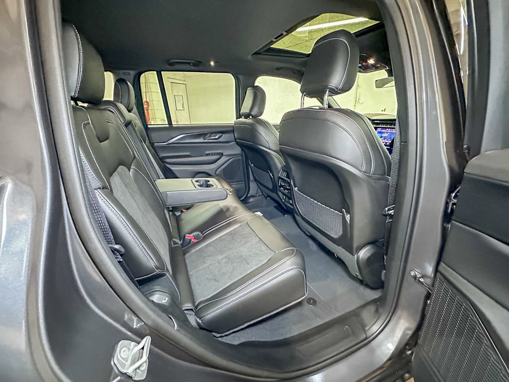 New 2025 Jeep Grand Cherokee Laredo image 4
