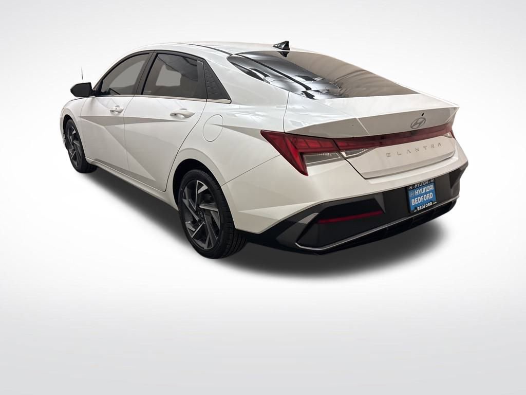 Used 2024 Hyundai Elantra SEL w/ Convenience Package image 8