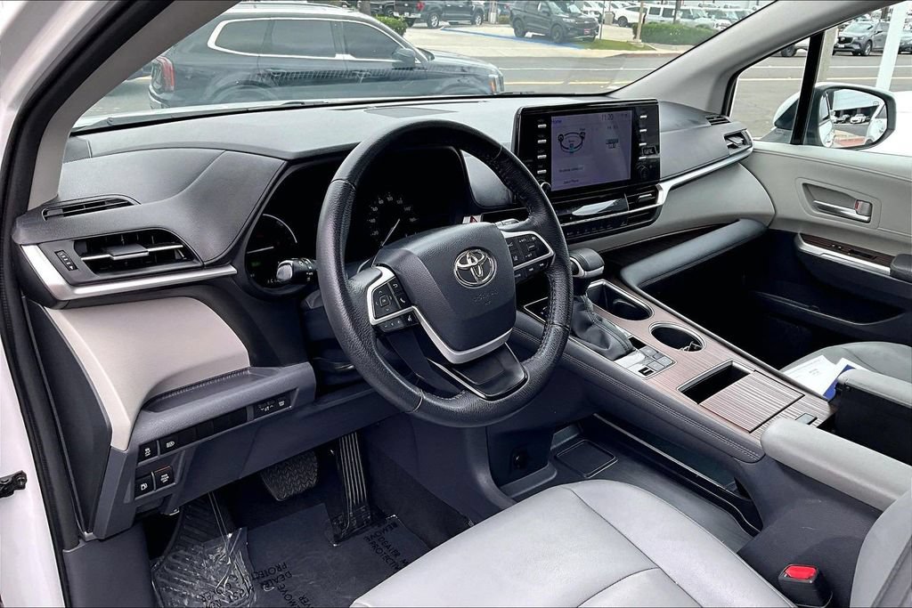 Used 2023 Toyota Sienna XLE FWD image 9
