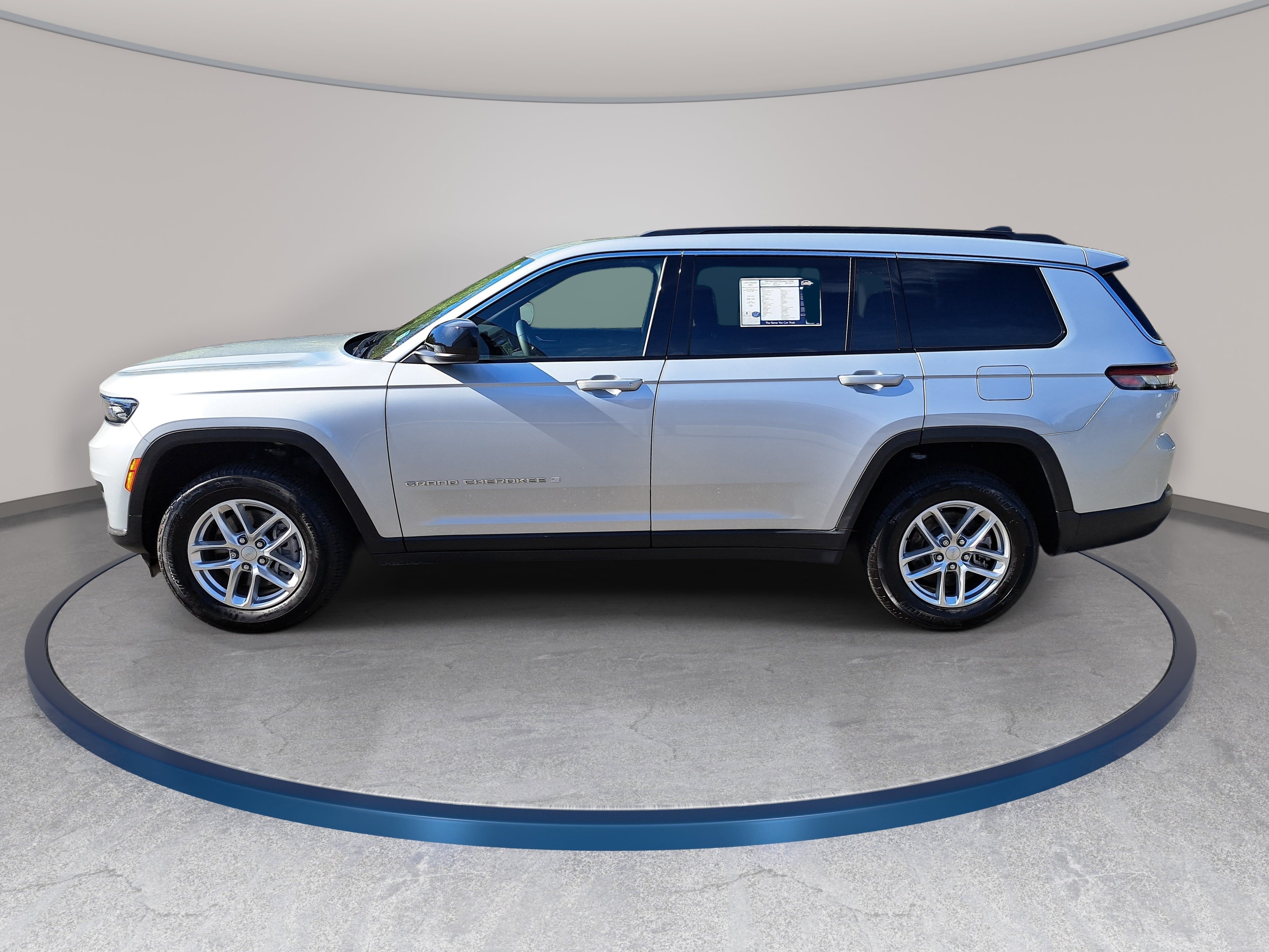 Used 2025 Jeep Grand Cherokee L Laredo w/ Trailer Tow Package AWD/4WD image 8