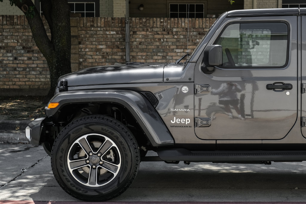 Used 2023 Jeep Wrangler Unlimited Sahara w/ LED Lighting Group AWD/4WD image 22