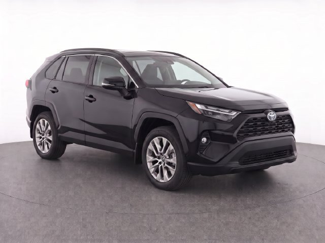 Used 2025 Toyota RAV4 XLE AWD/4WD image 2