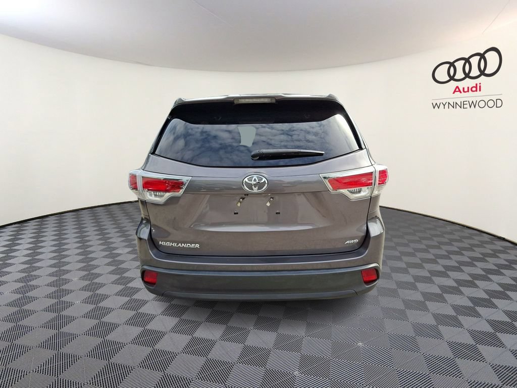 Used 2016 Toyota Highlander LE AWD/4WD image 5