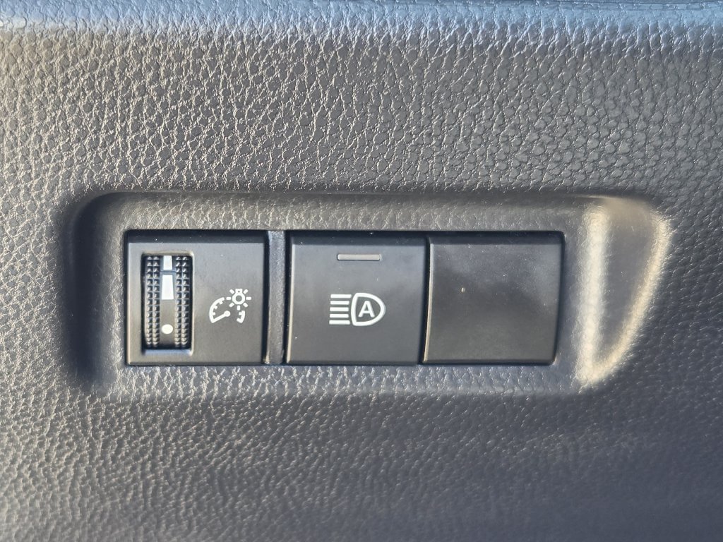 Used 2025 Toyota RAV4 XLE FWD image 25