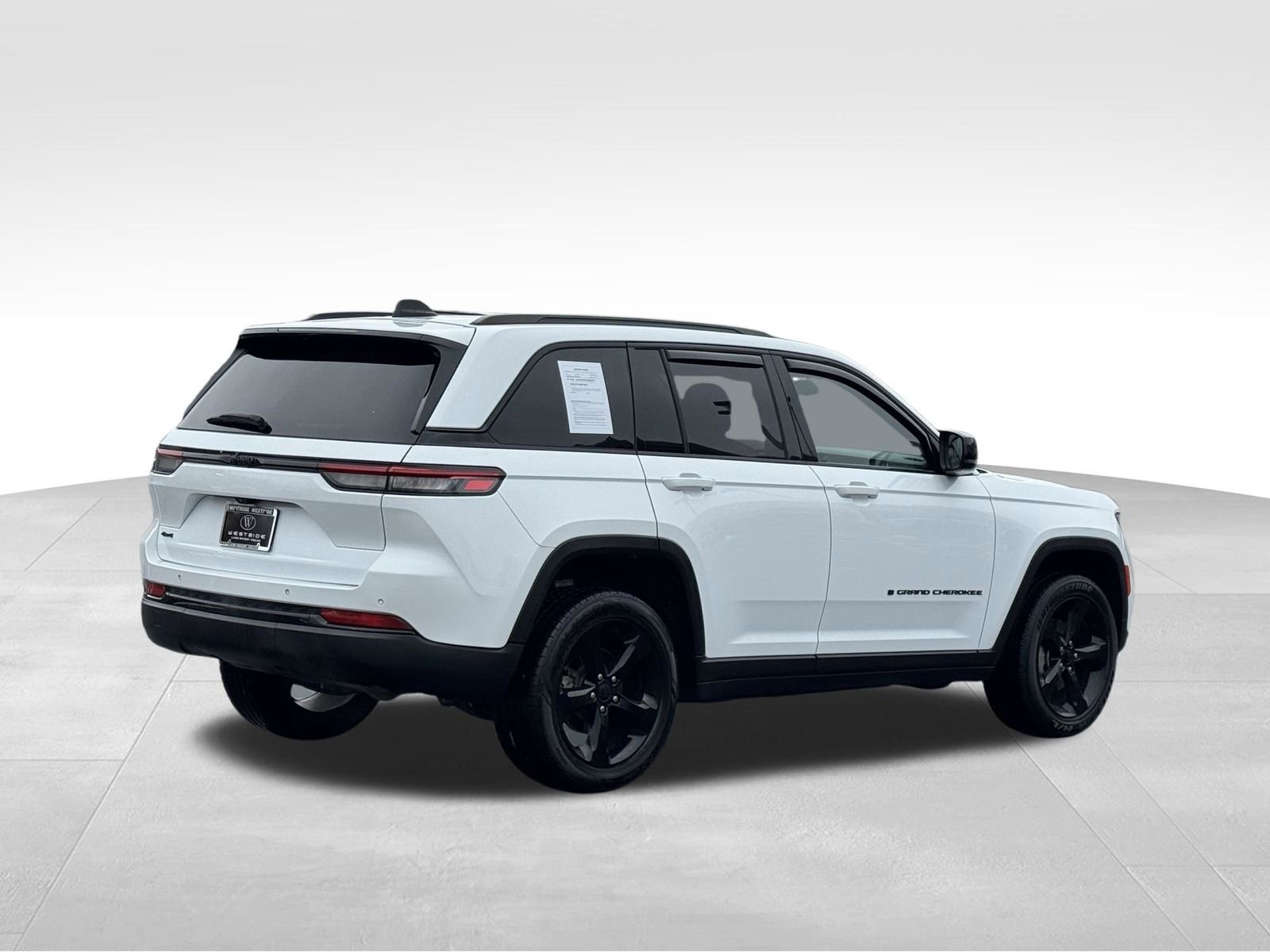 Used 2023 Jeep Grand Cherokee Altitude image 4