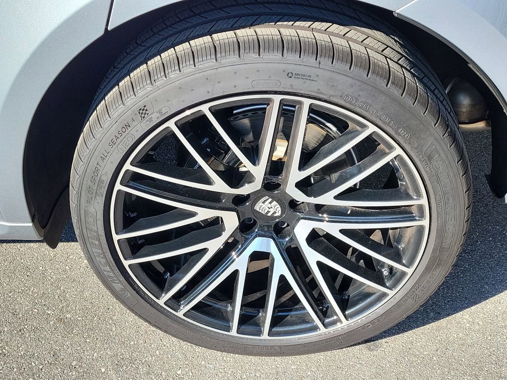Certified 2025 Porsche Macan Turbo image 11