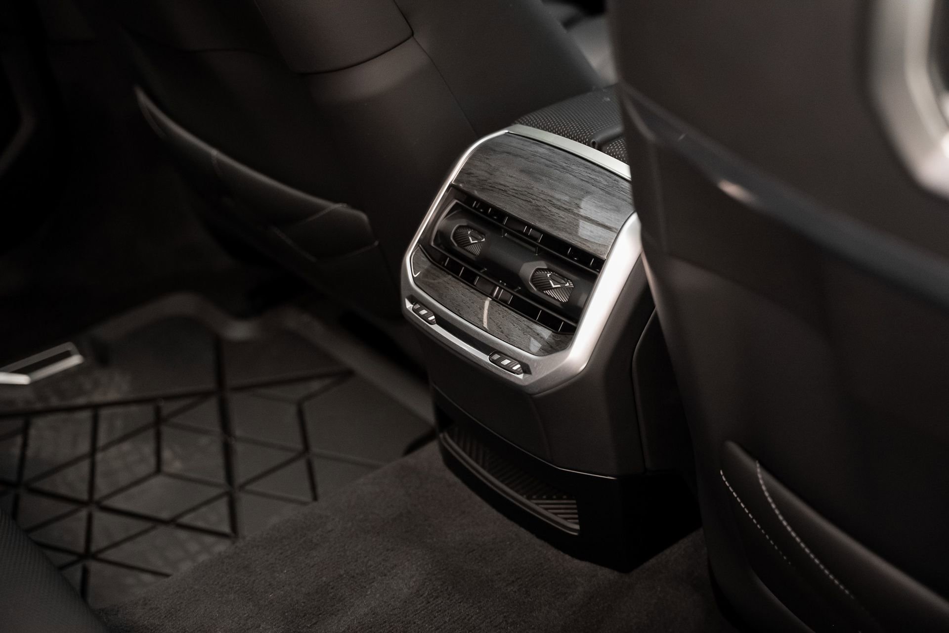 Used 2024 BMW i7 xDrive60 w/ Executive Package image 71