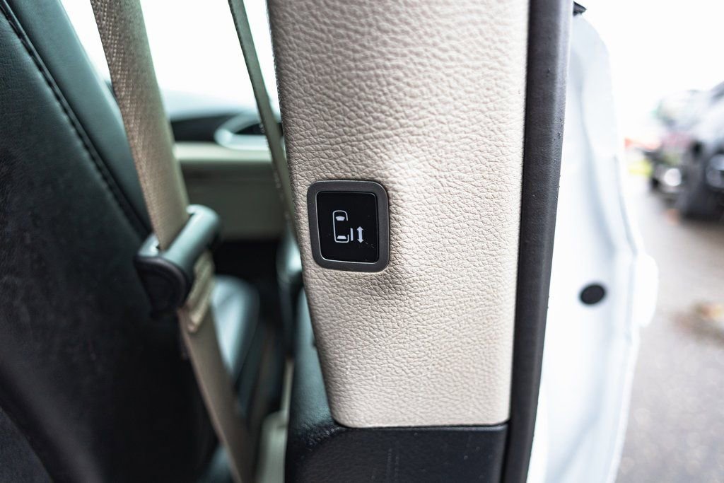 Used 2024 Chrysler Pacifica Touring-L image 37