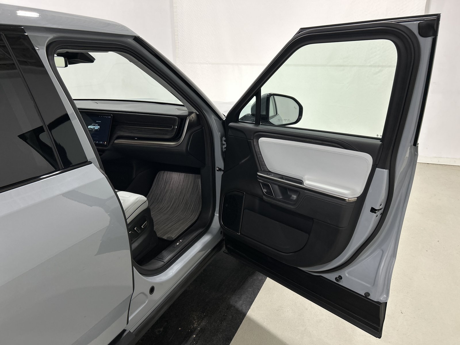 Used 2024 Rivian R1T Adventure Dual AWD/4WD image 18
