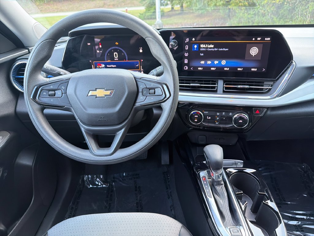 Used 2025 Chevrolet Trax LT FWD image 23