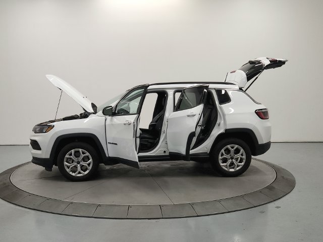 Used 2025 Jeep Compass Latitude AWD/4WD image 35