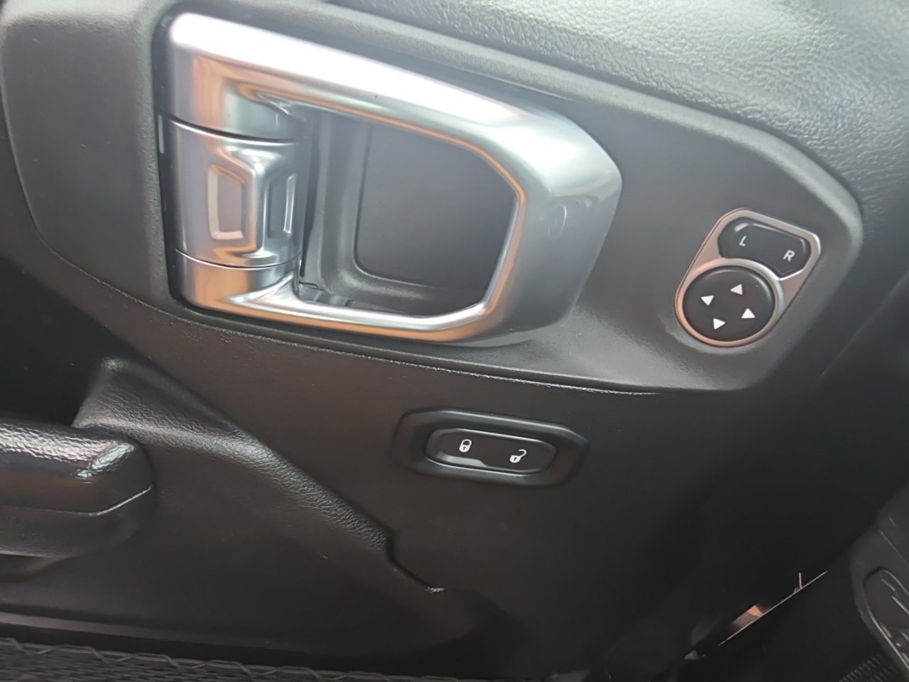 Used 2024 Jeep Wrangler Unlimited Sport AWD/4WD image 31
