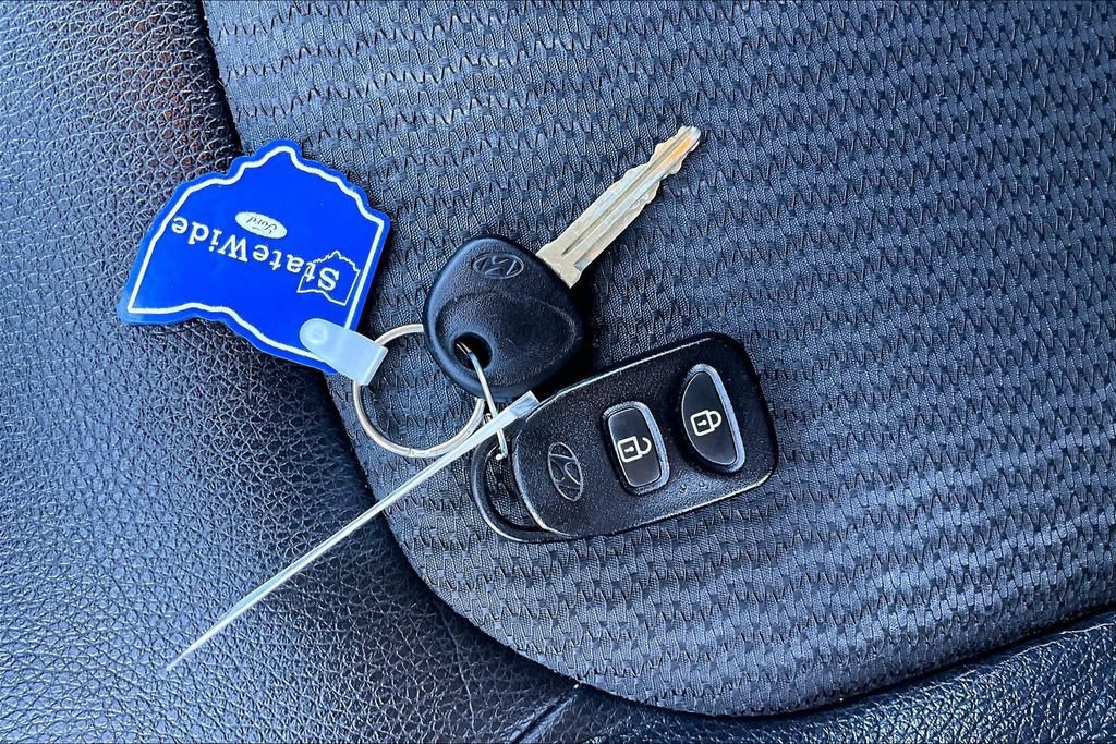 Used 2011 Hyundai Tucson GLS w/ Navigation Pkg 2 FWD image 6