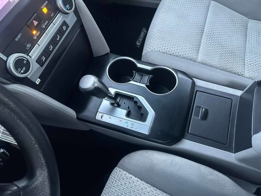 Used 2014 Toyota Camry L image 19