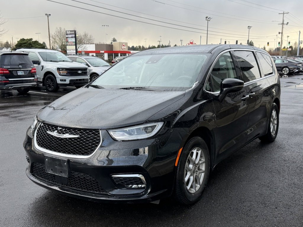 Used 2024 Chrysler Pacifica Touring-L image 4