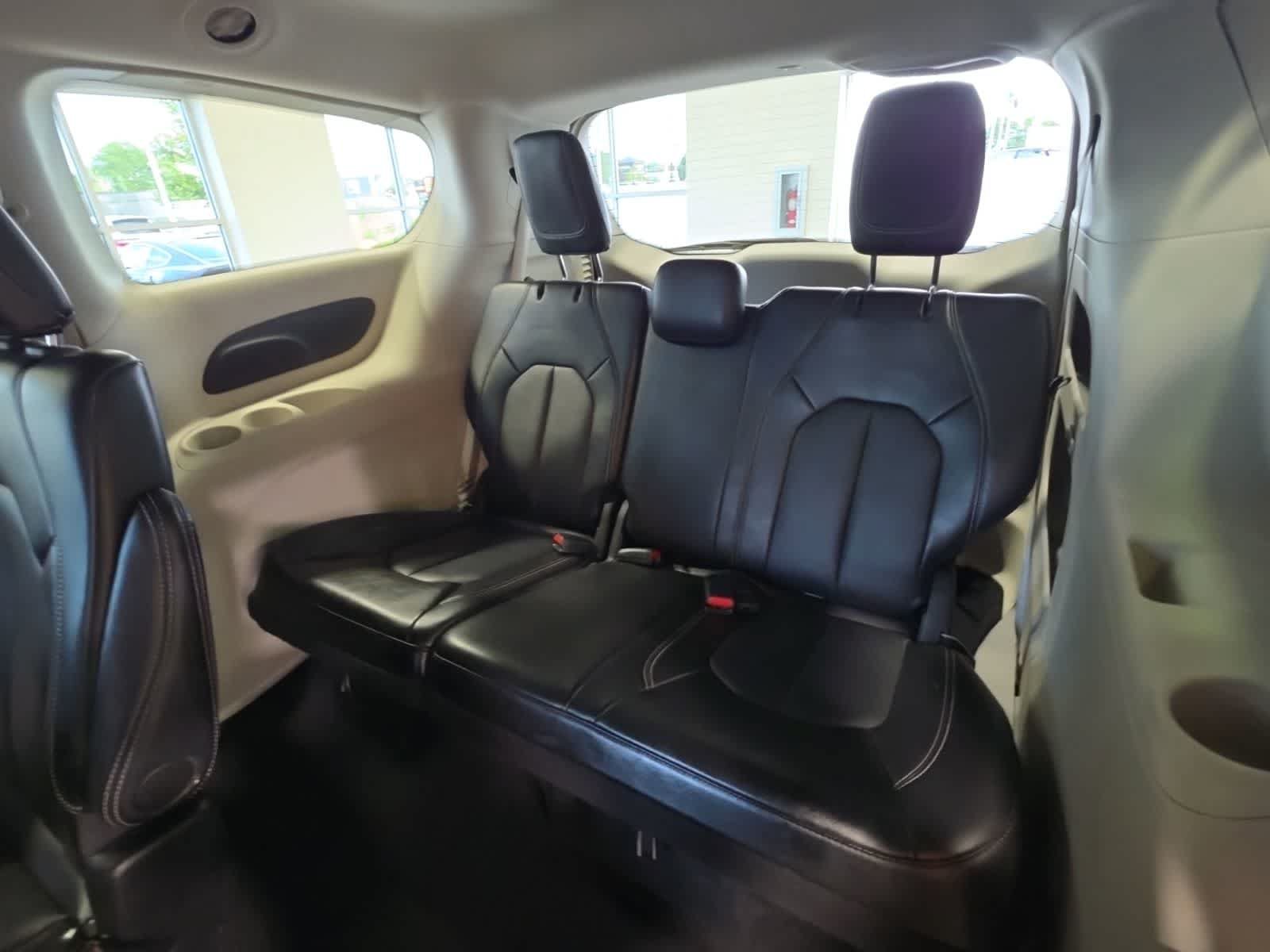 Used 2024 Chrysler Pacifica Touring-L FWD image 31