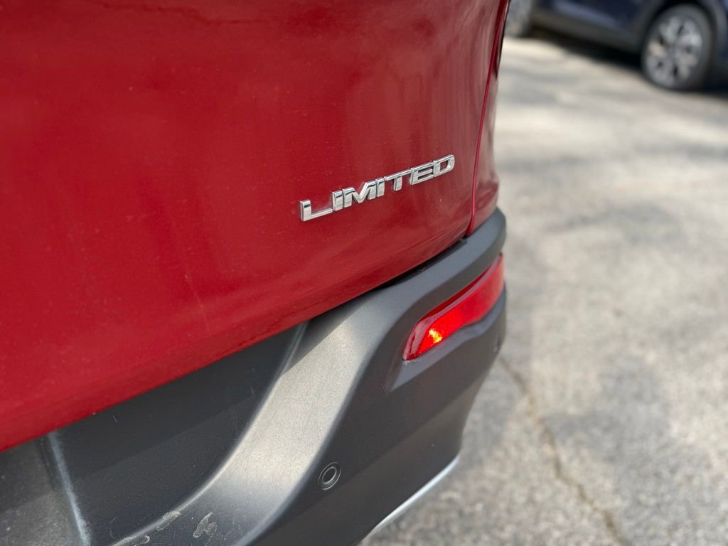 Used 2015 Jeep Cherokee Limited w/ Luxury Group FWD image 4