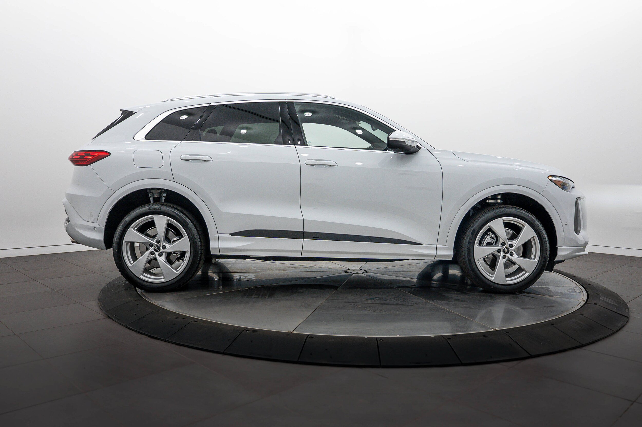 Used 2025 Audi Q5 Premium Plus AWD/4WD image 3