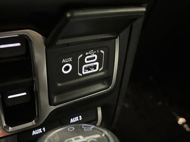 Used 2024 Jeep Gladiator Rubicon w/ Technology Group image 24