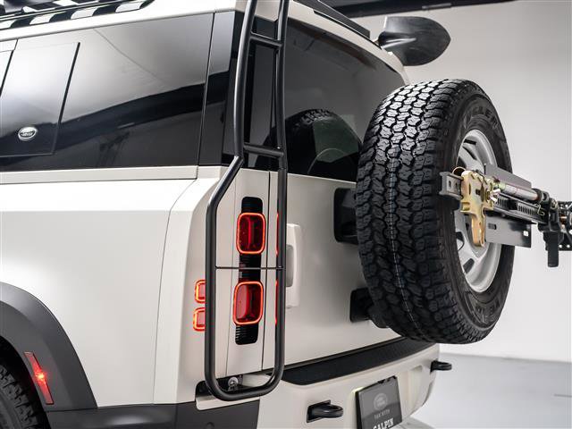 New 2024 Land Rover Defender 110 S image 32