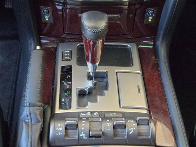 Used 2013 Lexus LX 570 4WD w/ Luxury Pkg w/Pre-crash image 17