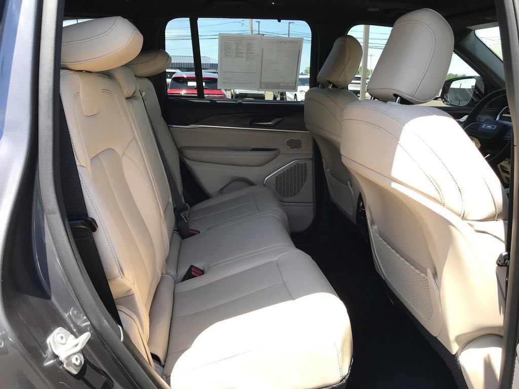 Used 2022 Jeep Grand Cherokee Limited 4xe w/ Luxury Tech Group II AWD/4WD image 15