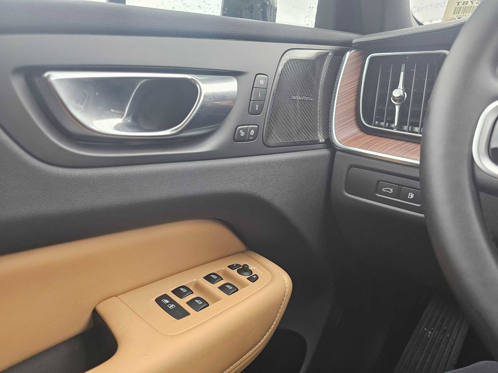 Certified 2025 Volvo XC60 T8 Ultra w/ Protection Package Premier image 31