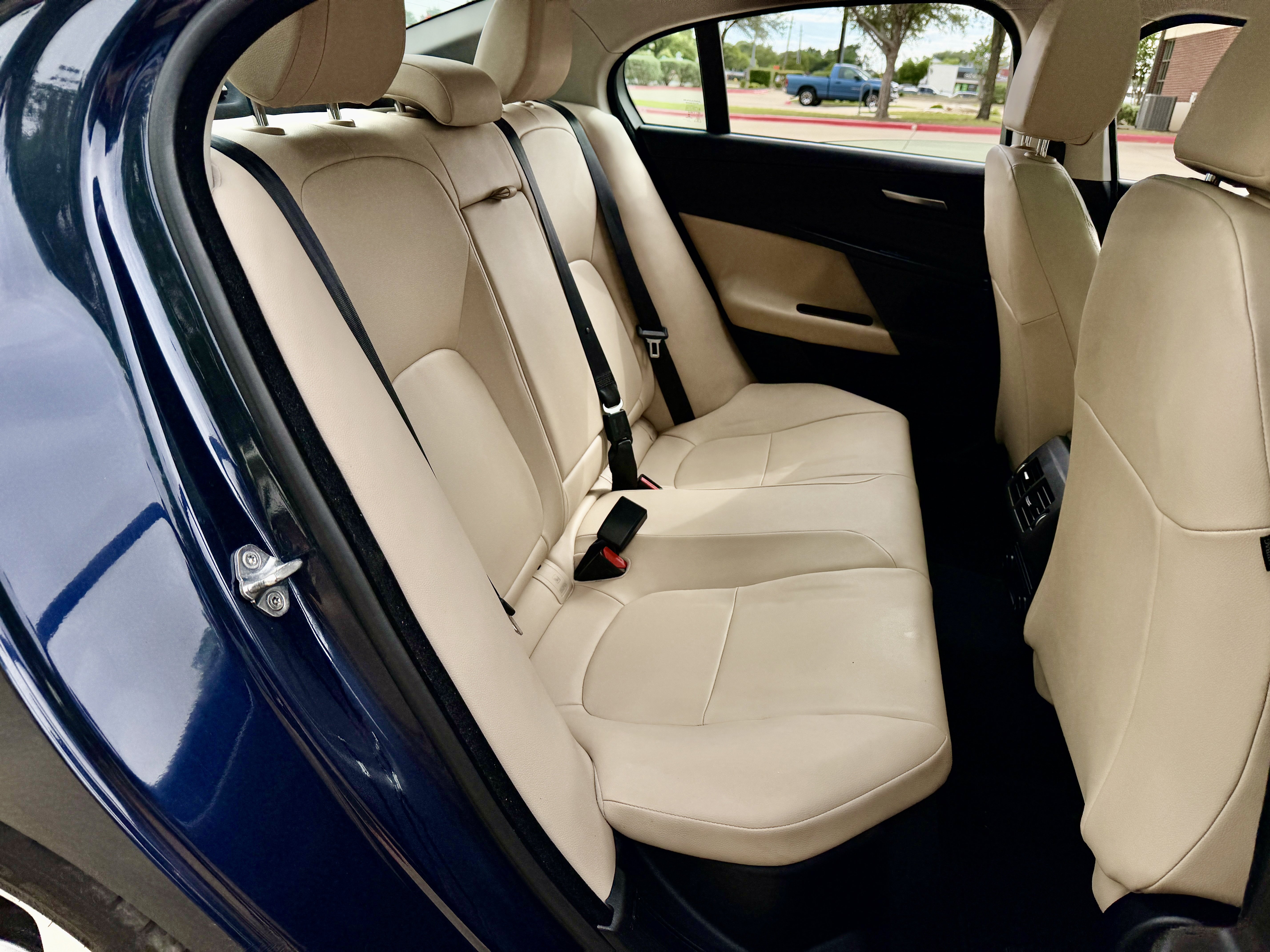 Used 2018 Jaguar XE image 14