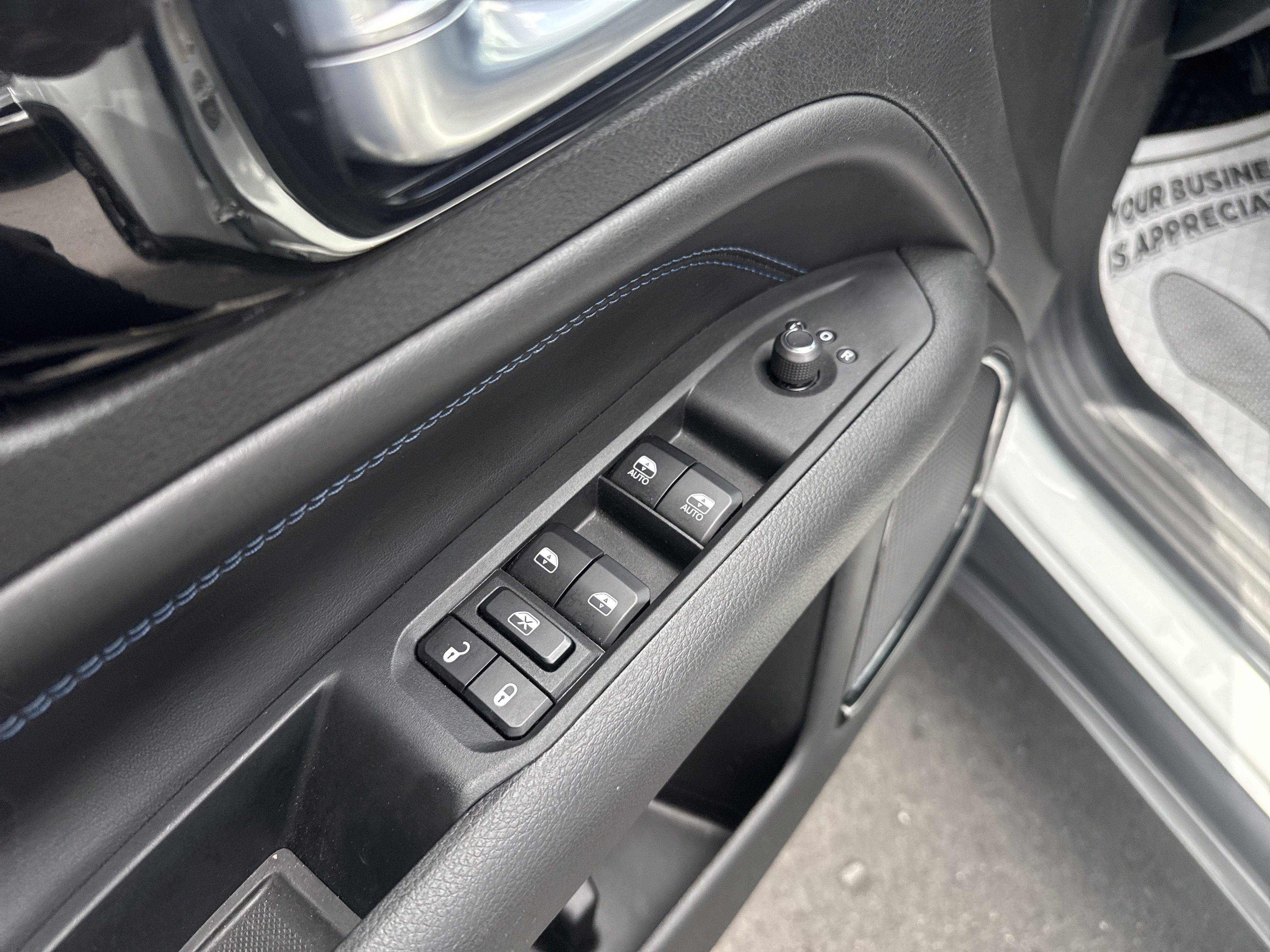 Used 2025 Jeep Compass Latitude w/ Convenience Group AWD/4WD image 16
