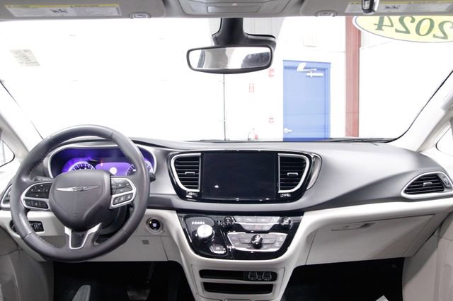 Used 2024 Chrysler Pacifica Touring-L image 15