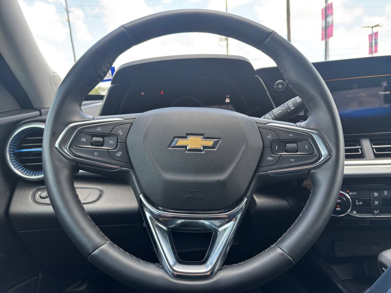 Used 2025 Chevrolet Trax LT w/ LT Convenience Package FWD image 22