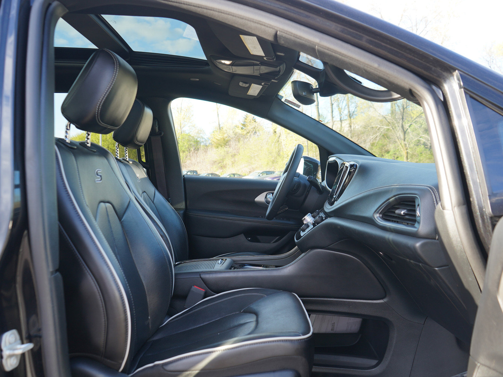 Used 2024 Chrysler Pacifica Premium FWD image 11