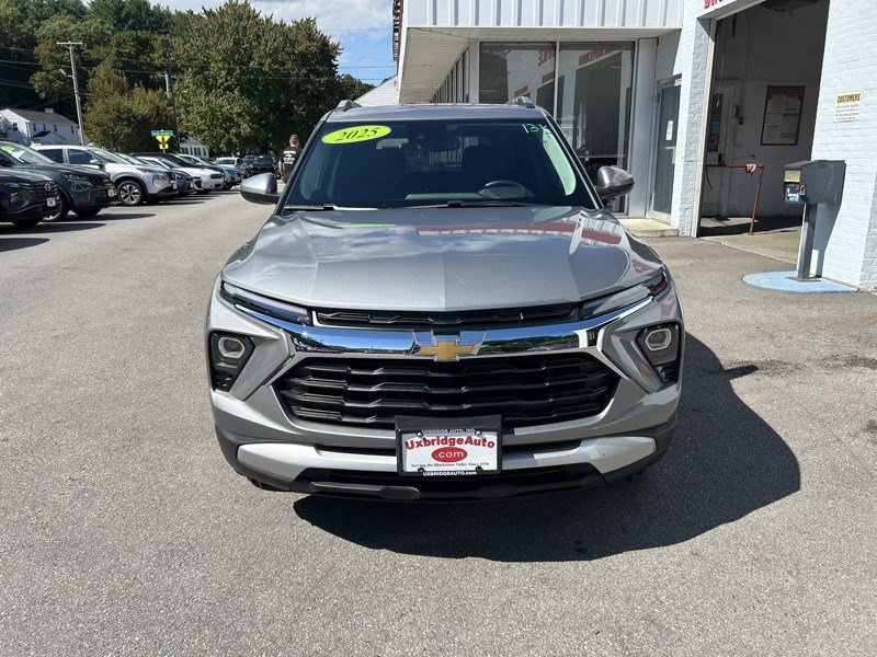 Used 2025 Chevrolet TrailBlazer LT w/ Convenience Package AWD/4WD image 3